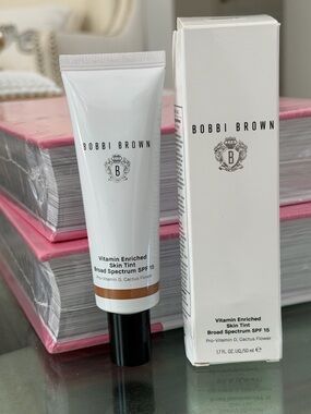 Bobbi Brown Vitamin Enriched Skin Tint SPF 15 - Shade golden 4